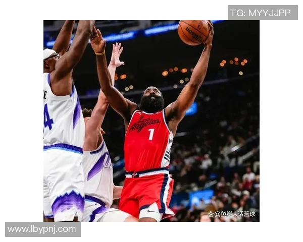 爵士队在主场以105比98战胜快船队展现强大实力与团队配合 爵士队在主场以105比98战胜快船队展现强大实力与团队配合